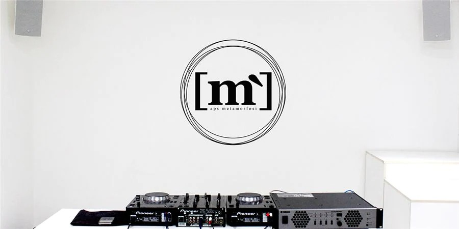 摩斯国际帮助Metamorfosi酒吧中的工匠们